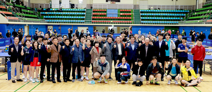 [보령=뉴시스] '제6회 만세보령머드배 전국 생활체육 탁구대회' 기념촬영. (사진=보령시청 제공) 2026.03.16. photo@newsis.com *재판매 및 DB 금지