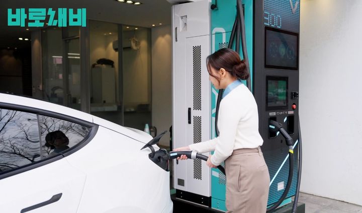 테슬라 이용자가 채비 3세대 급속 충전기 '슈퍼소닉'에서 충전하는 모습. (사진=채비) *재판매 및 DB 금지