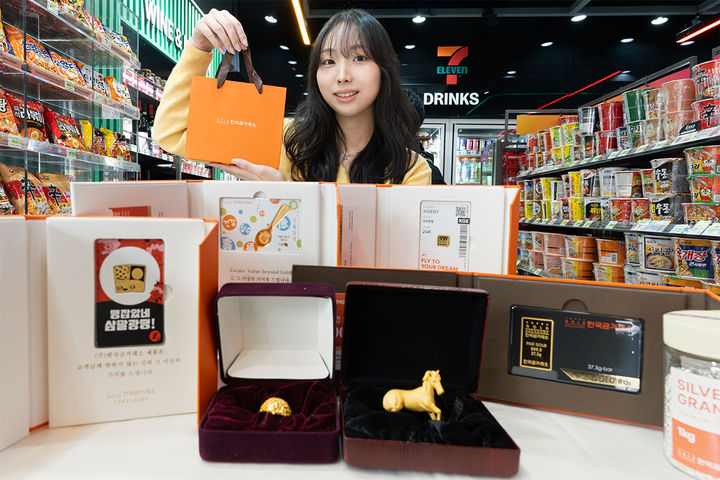 편의점 세븐일레븐이 매월 특정 주간에 정기적으로 순금 및 순은 상품을 한정 수량 판매하는 '골든위크'를 론칭했다고 16일 밝혔다.(사진=세븐일레븐 제공) *재판매 및 DB 금지 *재판매 및 DB 금지