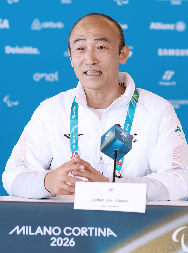 [서울=뉴시스] 정진완 대한장애인체육회장이 15일(현지 시간) 이탈리아 테세로 크로스컨트리 스타디움에서 열린 2026 밀라노·코르티나담페초 동계패럴림픽 결산 기자회견에서 질문에 답하고 있다. (사진 = 대한장애인체육회 제공) *재판매 및 DB 금지
