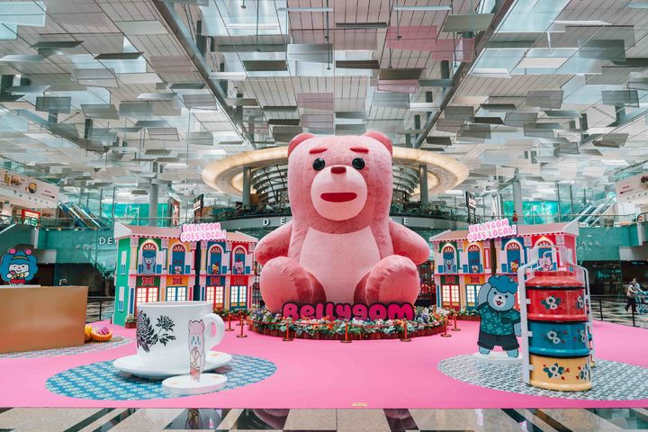 롯데홈쇼핑은 싱가포르 창이공항에서 자체 캐릭터 '벨리곰'의 대형 전시와 체험형 팝업을 선보이며 글로벌 팬덤 확대에 나선다고 16일 밝혔다.(사진=롯데홈쇼핑 제공) *재판매 및 DB 금지 *재판매 및 DB 금지