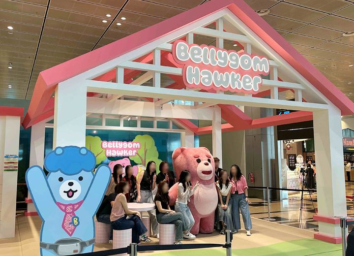 롯데홈쇼핑은 싱가포르 창이공항에서 자체 캐릭터 '벨리곰'의 대형 전시와 체험형 팝업을 선보이며 글로벌 팬덤 확대에 나선다고 16일 밝혔다.(사진=롯데홈쇼핑 제공) *재판매 및 DB 금지 *재판매 및 DB 금지