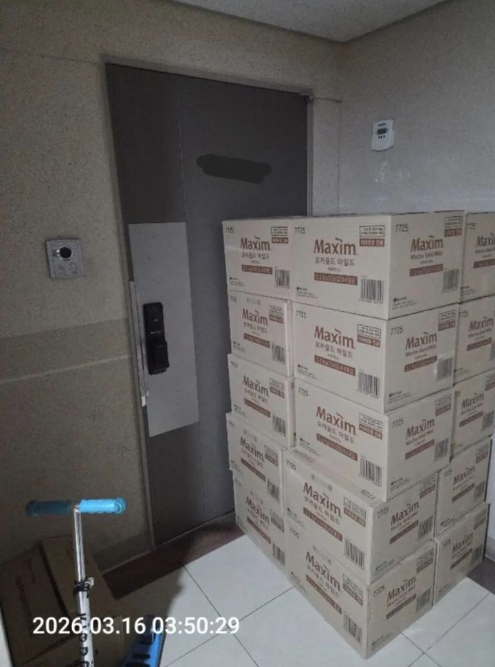 [뉴시스] 한 택배기사가 현관문을 열지 못하게 택배를 쌓아두고 갔다는 글이 온라인에서 화제를 모으고 있다. (사진=스레드 'hollis_hoho' 캡처) *재판매 및 DB금지 *재판매 및 DB 금지