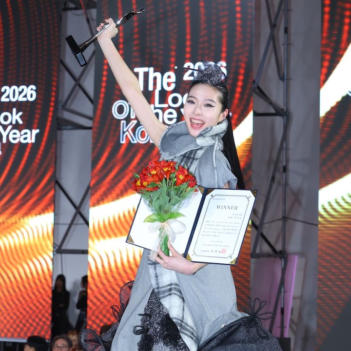 [서울=뉴시스] 동덕여대 모델과 곽나영 학생이 지난 8일 동대문디자인플라자에서 열린 '2026 더룩오브더이어 코리아'에서 대상을 수상해 기념 촬영을 하고 있다. (사진=동덕여대 제공) 2026.03.16. photo@newsis.com *재판매 및 DB 금지