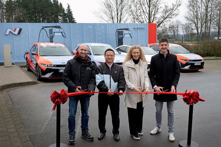 [서울=뉴시스] 잉고 뵈더 뉘르부르크링 CEO, 박준우 현대차 N매니지먼트실장(상무), 아넷 페이 현대차 독일법인 브랜드 경험 및 스포츠마케팅 팀장, 귀도 겔렌 현대 커넥티드 모빌리티 유한회사 커넥티드카 서비스 및 차징 디렉터가 14일(현지시간) 독일 뉘르부르크링 노르트슐라이페 서킷에서 열린 '뉘르부르크링 N 급속 충전소' 개소식에서 기념 촬영하고 있다. (사진=현대차그룹 제공) 2026.3.16. photo@newsis.com *재판매 및 DB 금지