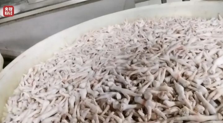 [서울=뉴시스] 15일 중국중앙(CC) TV에서 방영된 중국 연례 최대 소비자 고발 프로그램인 ‘3·15 완후이(晩會)’에서 닭발 표백 문제가 적발됐다. 쓰촨성의 한 식품가공공장이 독성 물질인 과산화수소를 이용해 닭발을 표백하는 모습. <사진출처: 중국중앙(CC) TV 방송 캡쳐> 2026.03.16