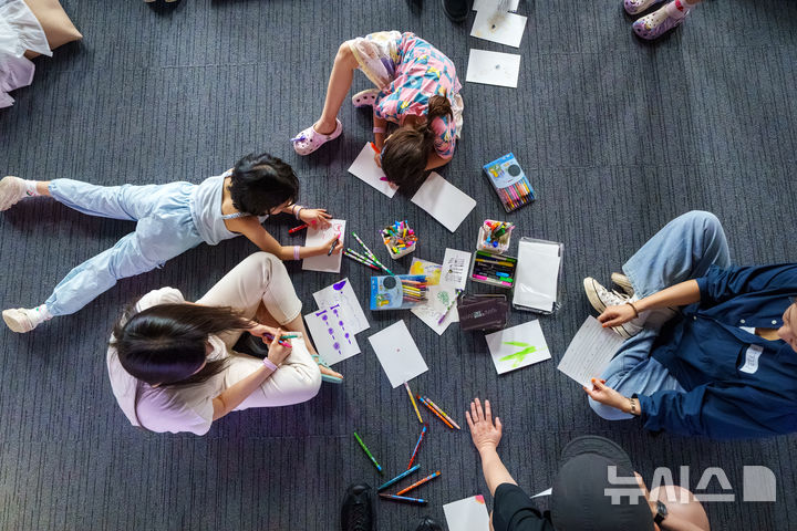 [서울=뉴시스]서울문화예술교육센터 서초에서 김대희 작가와 함께하는 초등생 및 보호자 대상 프로그램 '메이커스워크숍' Vegetable Ensemble: 그물코 알아채기'. (사진=서울문화재단 제공)
