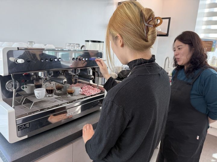 [횡성=뉴시스] 학교밖청소년지원센터 바리스타 자격증반 프로그램. (사진=횡성군 제공) 2026.03.16. photo@newsis.com *재판매 및 DB 금지