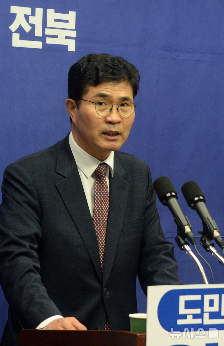 [전주=뉴시스] 김얼 기자 = 이원택 더불어민주당(군산김제부안을) 국회의원이 기자회견을 열고 회견문을 낭독하고 있다. pmkeul@newsis.com