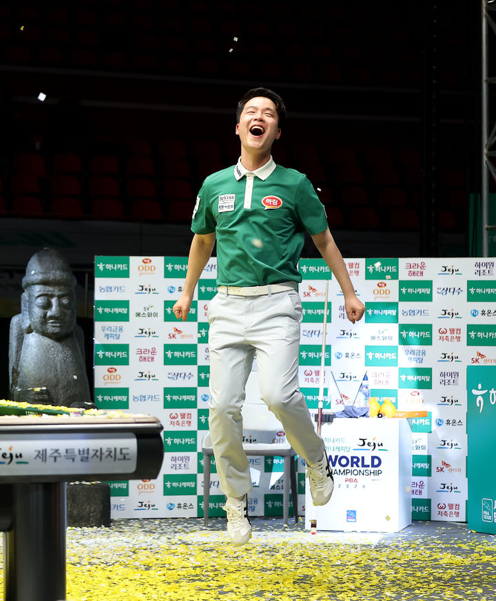 [서울=뉴시스] 2025~2026시즌 왕중왕전인 하나카드 하나캐피탈 제주특별자치도 PBA-LPBA 월드챔피언십 PBA 결승에서 우승한 뒤 환호하는 김영원. (사진=PBA 제공). 2026.03.16. *재판매 및 DB 금지