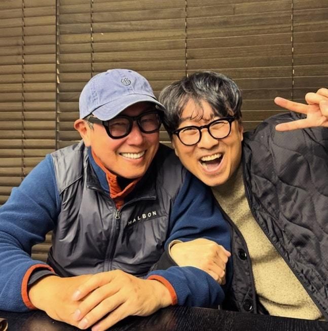 [서울=뉴시스] 가수 윤종신이 영화 '왕과 사는 남자'를 연출한 장항준 감독과의 우정을 과시했다. (사진 = 윤종신 인스타그램 캡처) 2026.03.16. photo@newsis *재판매 및 DB 금지