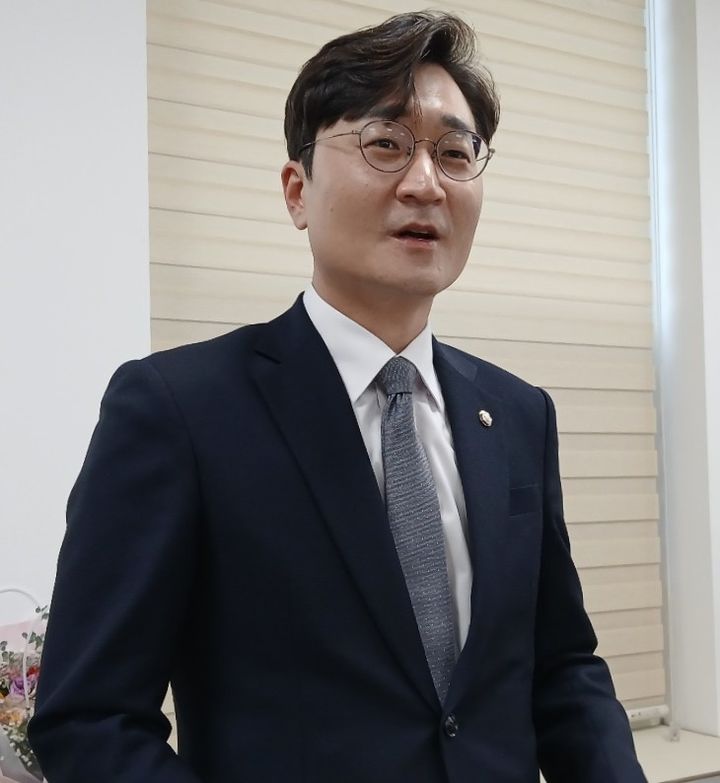 [대전=뉴시스] 조명휘 기자 = 장철민(더불어민주당·대전동구) 국회의원이 16일 대전시의회 기자실에서 간담회를 열고 신수도특별시 구상에 대해 설명하고 있다. 2026.03.16. photo@newsis.com *재판매 및 DB 금지