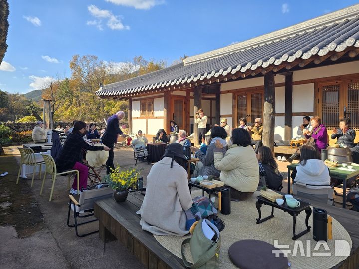 [강진=뉴시스] 외국인 강진서 다도체험