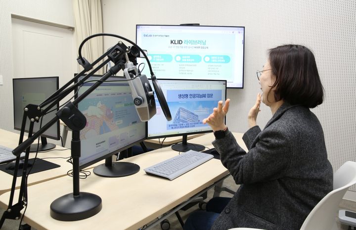 [수원=뉴시스] 16일 개발원 2층에 마련된 '라이브러닝' 전용 스튜디오에서 전문강사가 실시간 화상으로 인사를 나누고 있다. (사진=개발원 제공) 2026.03.16. photo@newsis.com *재판매 및 DB 금지