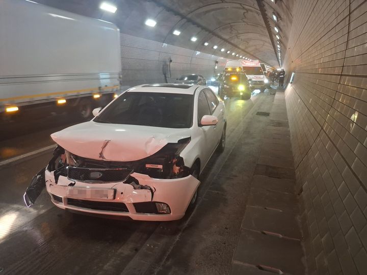 [대전=뉴시스] 16일 오전 8시 8분께 대전 서구 가수원동 대전순환고속도로 구봉터널에서 다중추돌사고가 잇따라 발생했다.(사진=대전소방본부 제공) 2026.03.16. photo@newsis.com *재판매 및 DB 금지