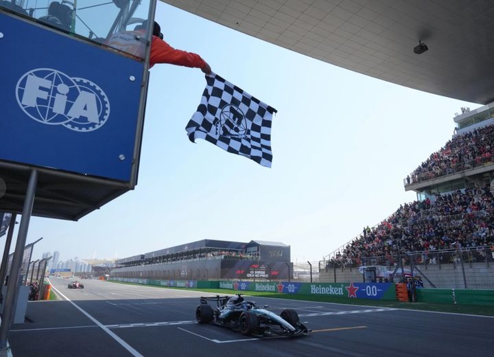 [상하이=AP/뉴시스] 영국 출신 메르세데스 드라이버 조지 러셀이 14일 중국 상하이 국제 서킷에서 열린 중국 포뮬러1 그랑프리 스프린트 레이스 결승선을 통과하며 우승을 차지하고 있다.2026.03.16. *재판매 및 DB 금지