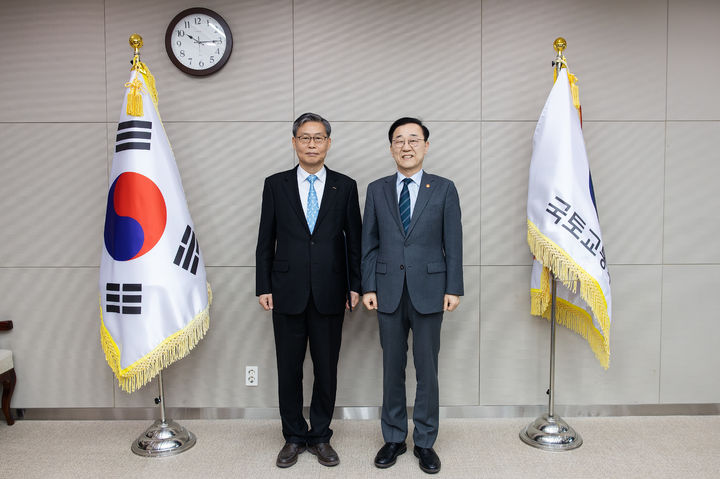 [서울=뉴시스]김태승 한국철도공사 신임사장과 김윤덕 국토부 장관. (사진=국토부 제공) 2026. 3. 16. *재판매 및 DB 금지