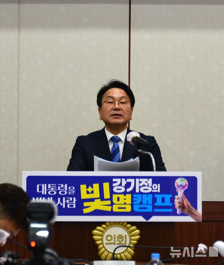 [순천=뉴시스] 김석훈 기자 = 강기정 더불어민주당 전남광주특별시장 경선 후보가 16일 순천시의회 소회의실에서 '동부권 100만 도시를 위한 10가지 약속'을 발표하고 있다. 2026.03.16. kim@newsis.com