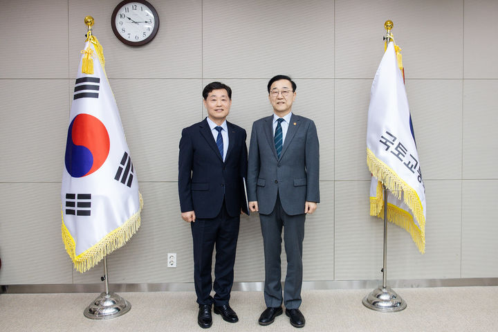 [서울=뉴시스] 정왕국 에스알(SR) 신임사장과 김윤덕 국토부 장관. (사진=국토부 제공) 2026. 3. 16. *재판매 및 DB 금지