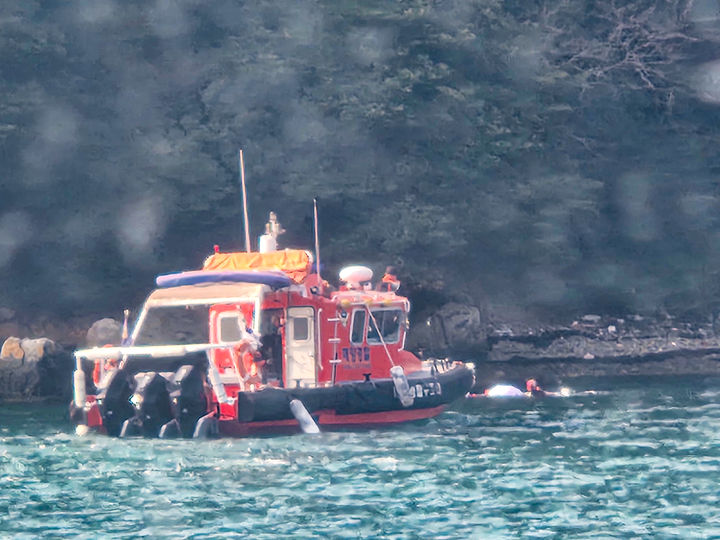 [통영=뉴시스] 신정철 기자= 통영해양경찰서는 16일 오전 9시 15분께 통영시 한산면 추봉도 인근 양식장에서 실종 신고된 A 씨(57, 남)를 인근 갯바위에서 의식 및 호흡이 없는 상태로 발견하여 병원으로 이송했다. 사진은 통영해경 연안구조정의 A 씨 수색 모습.(사진=통영해경 제공).2026.03.16. photo@newsis.com&nbsp; *재판매 및 DB 금지