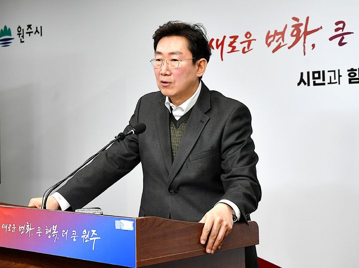 [원주=뉴시스] 이덕화 기자 = 16일 원강수 원주시장이 기자회견을 열고 '디지털헬스케어 기반 AI 융합혁신 허브 조성' 추진에 대해 설명하고 있다. 2026.03.16. wonder8768@newsis.com *재판매 및 DB 금지