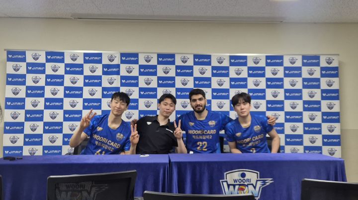 [서울=뉴시스] 문채현 기자 = 남자 프로배구 우리카드의 정성규(왼쪽부터), 알리, 한태준이 14일 서울 장충체육관에서 열린 진에어 2025~2026 V-리그 남자부 한국전력과의 경기에서 승리한 뒤 인터뷰를 하고 있다. 2026.03.14. dal@newsis.com *재판매 및 DB 금지