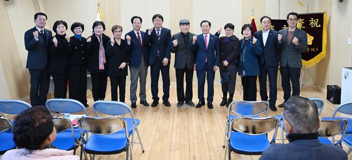 [창녕=뉴시스] 노인대학 개강을 축하하며 기념촬영을 하고 있다. (사진= 창녕군 제공) 2026.03.16. photo@newsis.com *재판매 및 DB 금지