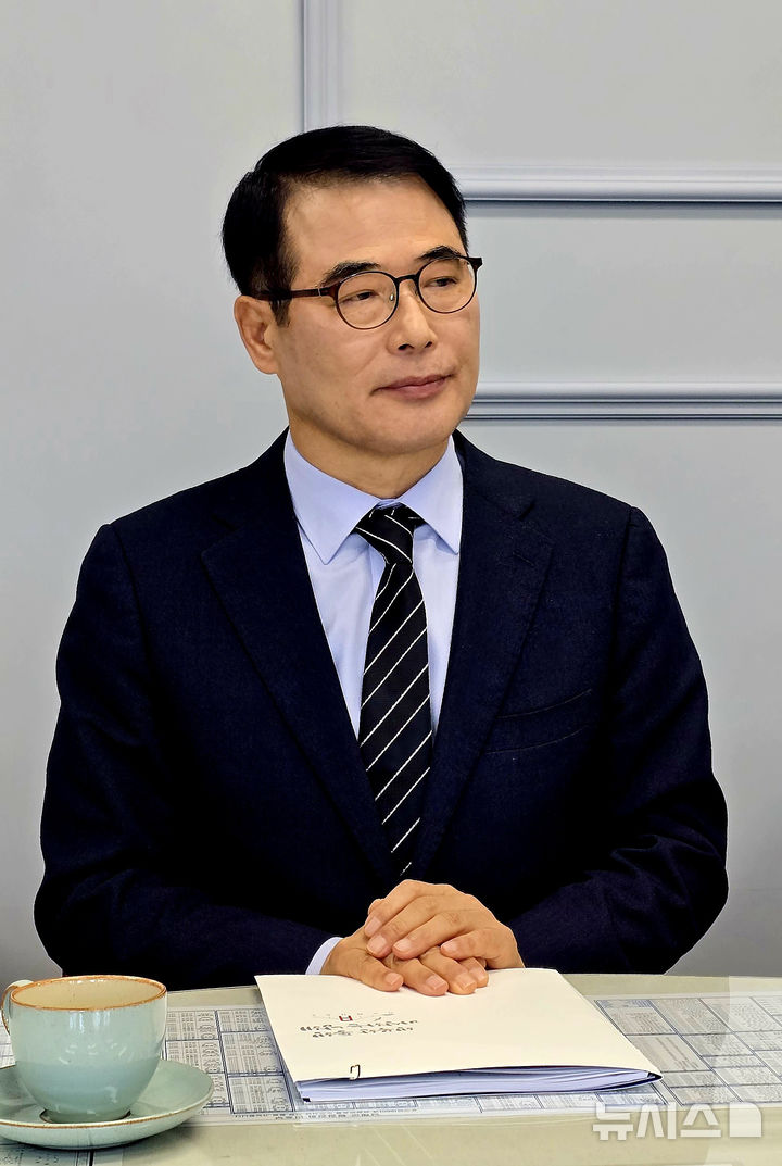 [남해=뉴시스] 차용현 기자 = 경남 남해군 장충남 군수가 16일 오전 남해군청 군수실에서 기자간담회를 열고 다가오는 6.3지방선거 남해군수 선거에 출마의사를 밝히고 있다. 2026.03.16. con@newsis.com