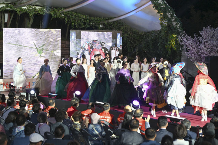 [대구=뉴시스] 대구 남구는 오는 28일 지역 대표 관광명소인 앞산빨래터공원에서 벚꽃패션쇼를 개최한다. (사진=대구 남구 제공) 2026.03.16. photo@newsis.com *재판매 및 DB 금지