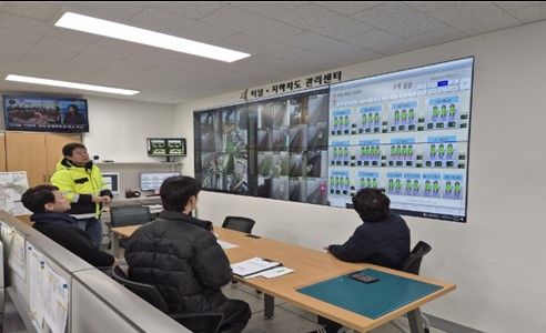 [화성=뉴시스] 효행구청 관계자들이 지하차도 관제센터에서 도로시설물 운영 상황을 점검하고 있다.(사진=화성시 제공) 2026.03.16.photo@newsis.com *재판매 및 DB 금지