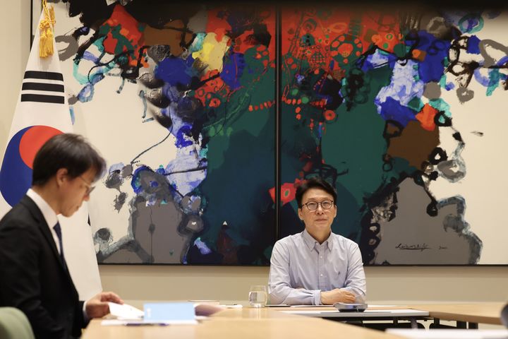 [서울=뉴시스]김민석 국무총리는 미국 현지 시각 15일 뉴욕 주유엔대표부에서 국무총리실 간부 전원이 원격으로 참석하는 영상 간부회의를 주재했다. 총리 해외 순방 중 간부회의를 영상으로 개최한 것은 이번이 처음이다. (사진=총리실 제공) photo@newsis.com *재판매 및 DB 금지