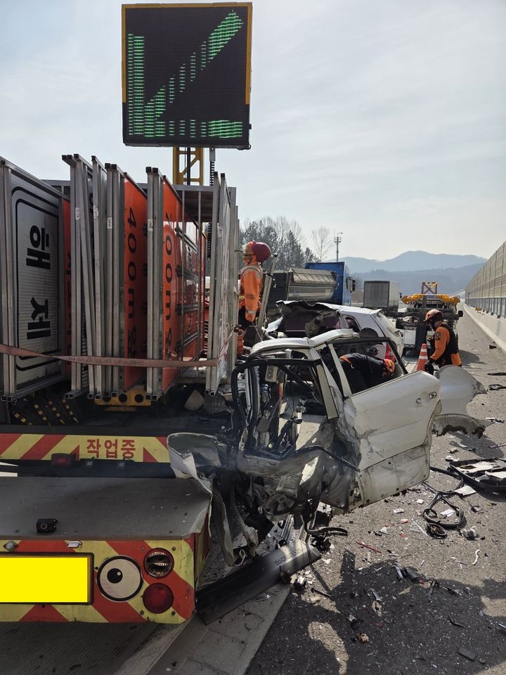 [부여=뉴시스] 16일 오전 10시13분께 평택익산고속도로 하행선 충남 부여군 은산면 오번리 인근에서 SUV가 도로작업차 뒷부분을 들이 받아 처참히 부서진 모습, (사진=청양소방서 제공) 2026.03.16. photo@newsis.com *재판매 및 DB 금지