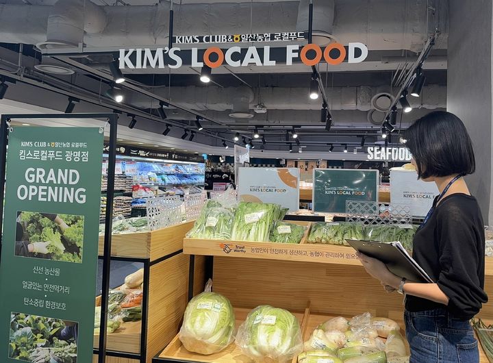 [광명=뉴시스] 광명시 공직자가 16일 봄나물을 팔고 있는 가게에서 봄나물을 수거하고 있다.(사진=광명시 제공) 2026.03.16.photo@newsis.com *재판매 및 DB 금지