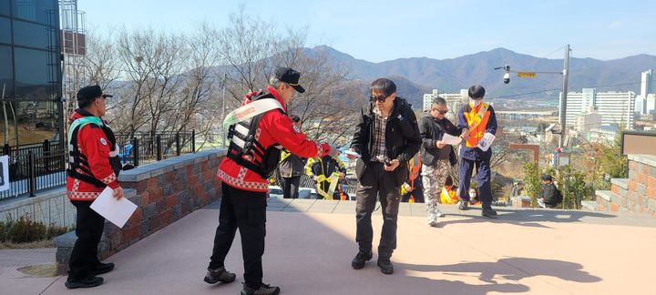 [밀양=뉴시스] 가곡동 용두산 생태공원에서 산불예방 캠페인을 진행하고 있다. (사진= 밀양시 제공) 2026.03.16. photo@newsis.com *재판매 및 DB 금지