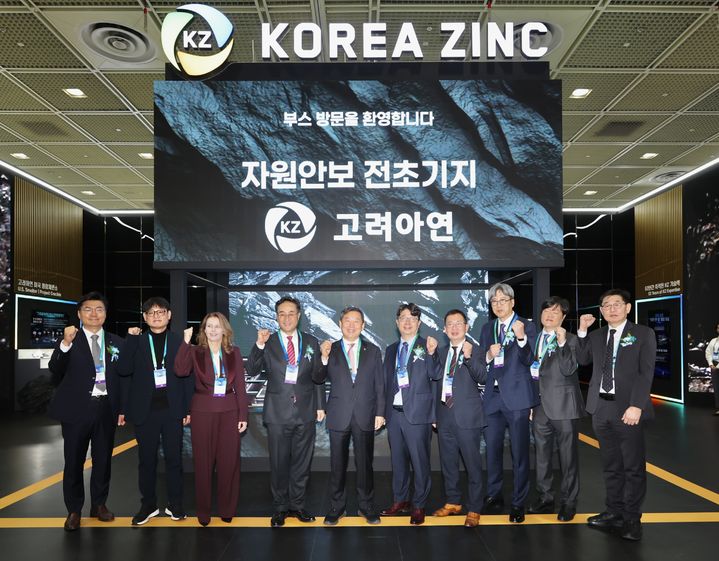 [울산=뉴시스] 이철규 국회 산자위원장(왼쪽5번째), 김기준 고려아연 부사장(왼쪽4번째), 엄기천(왼쪽6번째) 한국배터리산업협회장 등이 인터배터리 개막 당일 고려아연 부스 투어를 마친 뒤 기념촬영 하는 모습(사진=고려아연) 2026.03.16. photo@newsis.com *재판매 및 DB 금지