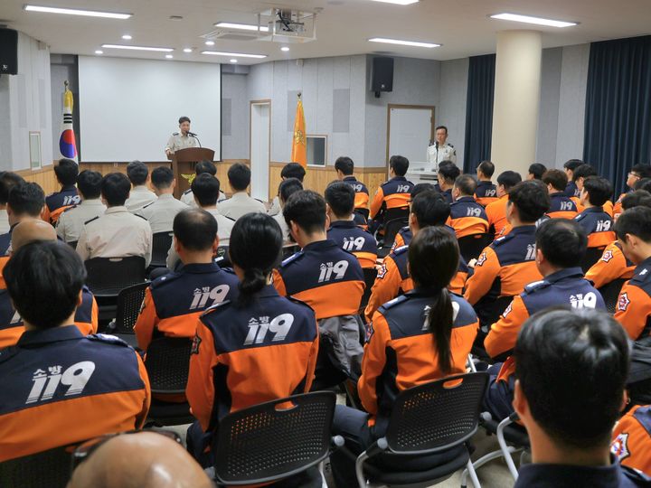 [함양=뉴시스] 경남 함양소방서 '소방차량 교통사고 예방 직장교육'. (사진=함양군 제공) 2026.03.16. photo@newsis.com *재판매 및 DB 금지