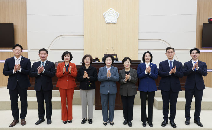 [대전=뉴시스] 조명휘 기자 = 대전 동구의원들이 16일 제292회 임시회 제2차 본회의를 열어 안건을 의결한 뒤 제9대 의회 폐회를 기념해 사진촬영을 하고 있다. (사진= 동구의회 제공) 2026.03.16. photo@newsis.com *재판매 및 DB 금지