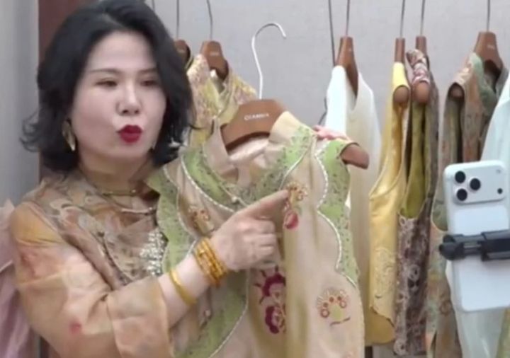 [뉴시스] 길거리 노점상으로 시작해 연 매출 수천억대 의류 사업을 일군 중국 싱글맘의 사연이 전해졌다. (사진=웨이보 캡처) *재판매 및 DB 금지