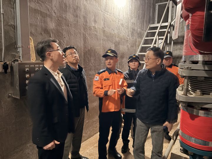 [대전=뉴시스]양치훈 LH 대전충남본부장 등 관계자들이 관내 건설현장과 임대주택에 대해 안전점검을 벌이고 있다. 2026. 03. 16 photo@newsis.com *재판매 및 DB 금지