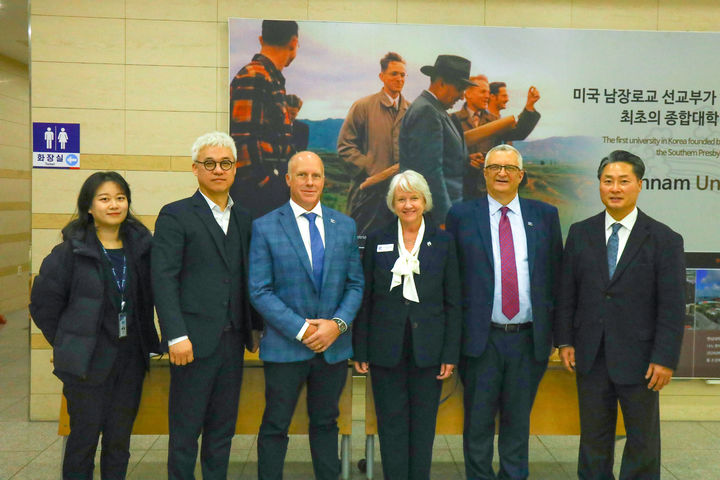 [대전=뉴시스] 한남대학교와 프레스비테리언 칼리지 관계자들 기념촬영. (사진=한남대 제공) 2026.03.16. photo@newsis.com *재판매 및 DB 금지