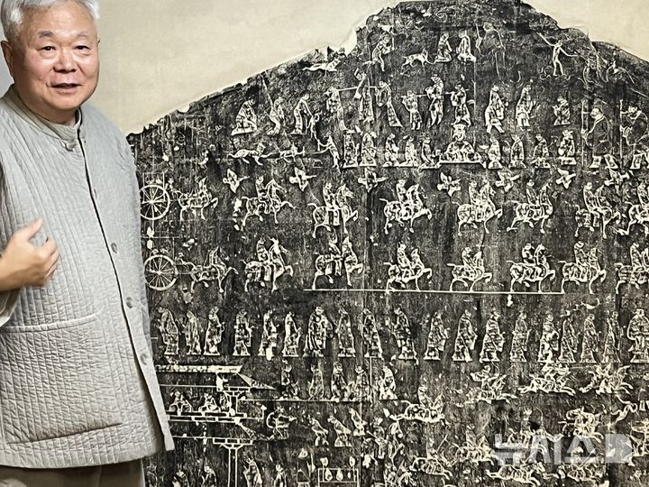 [서울=뉴시스] 16일 서울 종로구 선천에서 열린 명주사 고판화박물관 '돌에 새겨진 역사와 신화 이야기 - 중국 화상석 탁본 특별전' 언론설명회에서 탁본 작품을 설명하는 한선학 명주사 고판화박물관장 2026.03.16. suejeeq@newsis.com