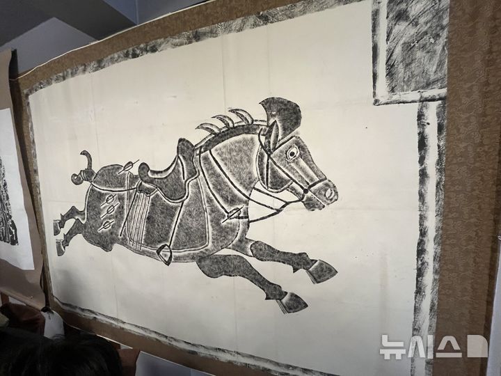 [서울=뉴시스] 16일 서울 종로구 선천에서 열린 명주사 고판화박물관 '돌에 새겨진 역사와 신화 이야기 - 중국 화상석 탁본 특별전' 언론설명회에서 공개된 '청아' 탁본 2026.03.16. suejeeq@newsis.com