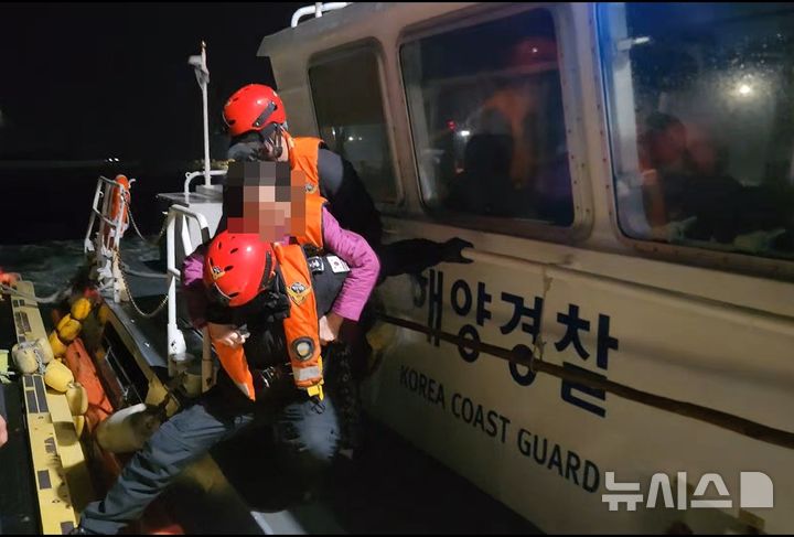 [제주=뉴시스] 서귀포해양경찰서가 15일 오후 우도에서 응급환자를 이송하고 있다. (사진=서귀포해양경찰서 제공) 2026.03.16. photo@newsis.com
