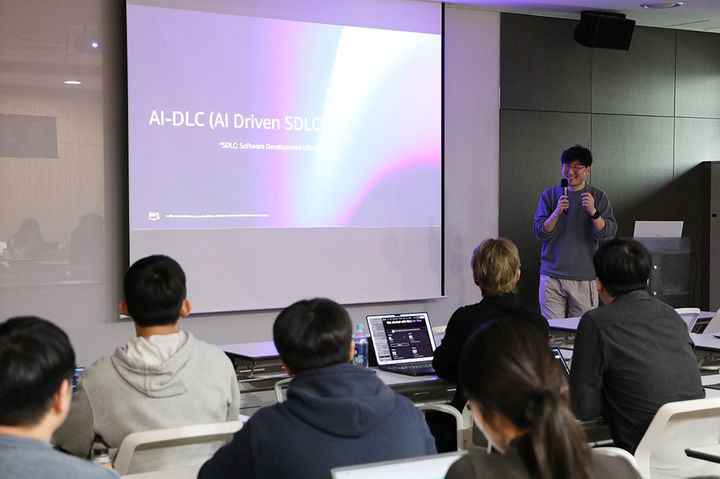 [서울=뉴시스] 이정환 AWS 솔루션즈 아키텍트 매니저가 'AI 시대 개발 생산성 혁신으로 실현하는 비용 최적화'를 주제로 발표를 진행하고 있다. (사진=가비아 제공) *재판매 및 DB 금지