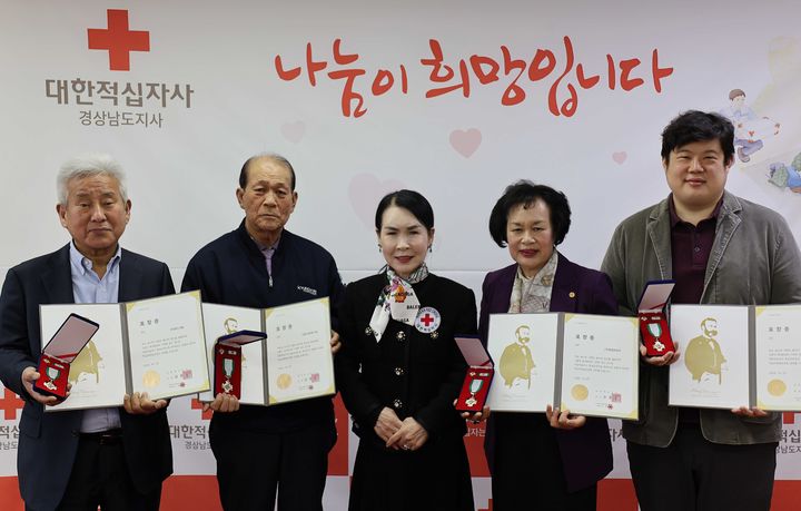 [창원=뉴시스]유창기계·대운교통㈜·㈜명신개발·㈜영광판유리, 적십자 금장 수상. (사진=경남적십자사 제공) 2026.03.16. photo@newsis.com *재판매 및 DB 금지