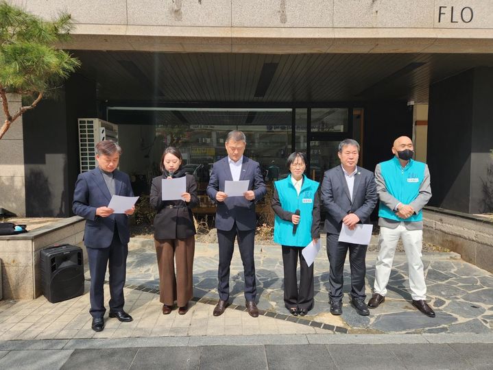 [천안=뉴시스] 조국혁신당 충남도당과 기본소득당 충남도당 관계자 및 지방선거 출마예정자들이 16일 천안시 더불어민주당 충남도당 앞에서 기자회견을 하고 있다. (사진=조국혁신당 충남도당 제공) 2026.03.16 photo@newsis.com *재판매 및 DB 금지