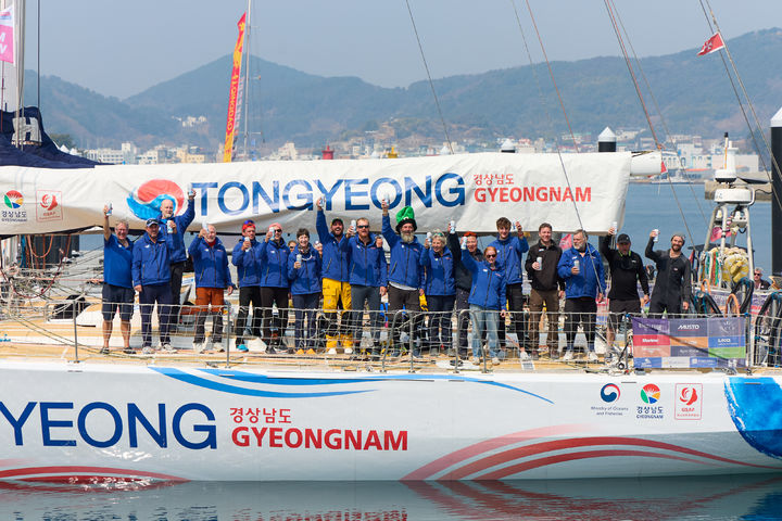 [통영=뉴시스] 신정철 기자= 세계적인 요트 대회인 ‘2025-26 클리퍼 세계일주 요트대회(Clipper Round the World Yacht Race)’ 참가 요트들이 16일, 경남 통영항에 입항하며 통영 기항지 행사를 본격적으로 시작했다. 사진은 경남 통영시 도남동 계류장에 요트들이 차례로 도착하자 시민들과 선수단의 가족들은 구간 항해를 마친 선수단을 환영하고 있는 가운데 선수단들이 답례하고 있다.(사진=통영시 제공).2026.03.16. photo@newsis.com *재판매 및 DB 금지