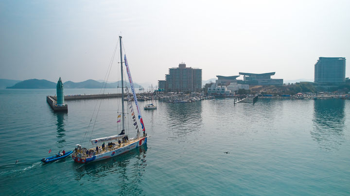 [통영=뉴시스] 신정철 기자= 세계적인 요트 대회인 ‘2025-26 클리퍼 세계일주 요트대회(Clipper Round the World Yacht Race)’ 참가 요트들이 16일, 경남 통영항에 입항하며 통영 기항지 행사를 본격적으로 시작했다. 사진은 중국 칭다오-한국 통영 구간에서 1위를 기록한 ‘경남통영호’가 가장 먼저 통영항에 입항하고 있다.(사진=통영시 제공).2026.03.16. photo@newsis.com *재판매 및 DB 금지