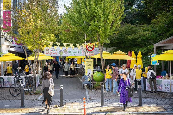 [대전=뉴시스] 대전 유성구 골목상권 소비 촉진 사업의 일환으로 지난해 10월 은구비서로에서 열린 '맹꽁이장날'. (사진=유성구 제공) 2026.03.16. photo@newsis.com&nbsp; *재판매 및 DB 금지