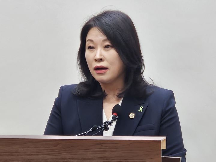 [청주=뉴시스] 이도근 기자= 박진희(더불어민주당·비례) 충북도의원이 16일 청주시 상당구 문화동 충북도청 브리핑룸에서 가지회견을 열어 자신의 30일 출석 정지 처분에 대한 법원의 집행 정지 가처분 인용 결정과 관련한 입장을 밝히고 있다. 2026.03.16. nulha@newsis.com *재판매 및 DB 금지